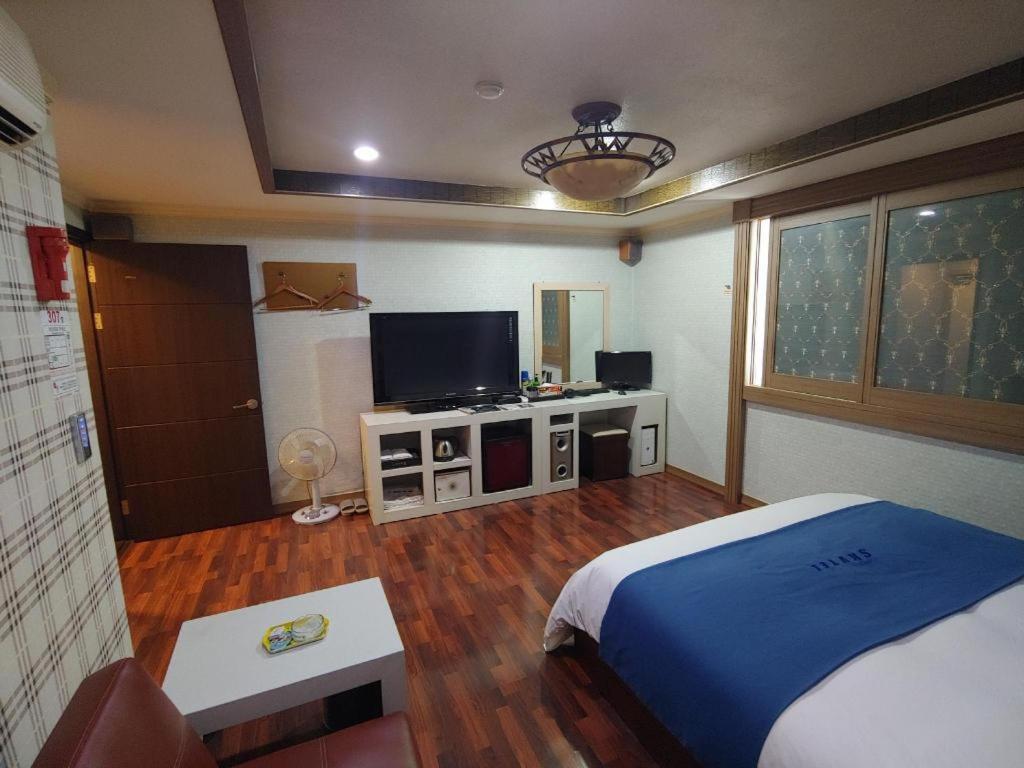 Sky Hotel Changwon Exterior photo